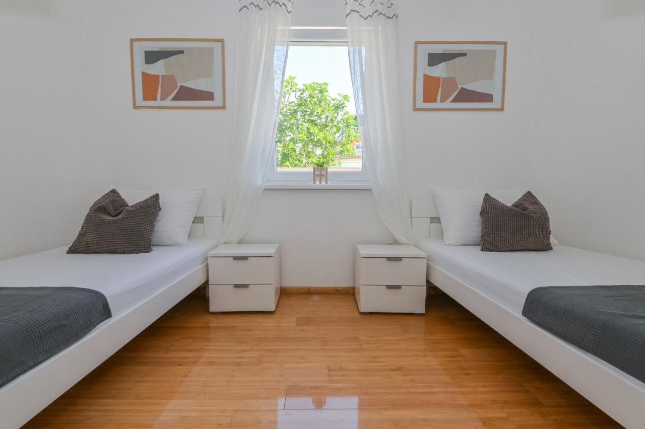Apartment Funtastic With Private Pool Novalja Exterior foto